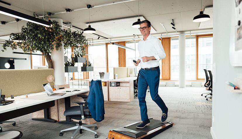 Mal eben 1000 Schritte sammeln: Wer ein Walking Pad nutzt, kann B&uuml;roarbeit und Bewegung miteinander verbinden.