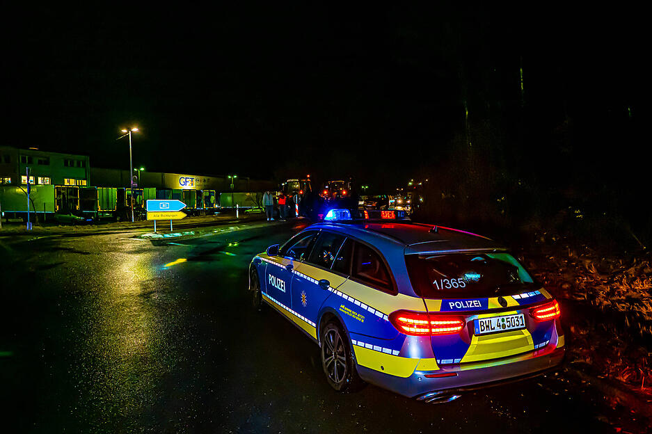 Landwirte haben in der Nacht auf Donnerstag, 8. Februar, die Zufahrten zum Kaufland-Logistikzentrum blockiert. Landwirte haben in der Nacht auf Donnerstag, 8. Februar, die Zufahrten zum Kaufland-Logistikzentrum blockiert.