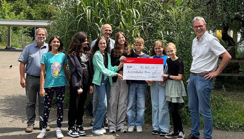 Die Schüler der Klasse 6A überreichen stolz einen Scheck über die erlaufene Summe von 10100 Euro. Foto:Dennis Frank