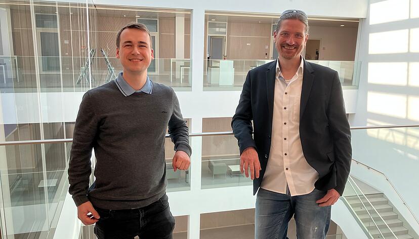 Stellen das Projekt der Hochschule Heilbronn vor, bei dem zuk&uuml;nftig eine Drohne autonom zu Eins&auml;tzen der Feuerwehr fliegt: Philipp Senfft (links) und Ulrich Straus.