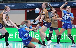 Munia Smits (Zweite von links) und Paulina Uscinowicz (rechts) hatten sich gegen den Buxtehuder SV bereits im Hinspiel in der ersten H&auml;lfte aufgerieben. Am Ende stand jedoch im September wie auch nun im Januar ein Sieg zu Buche.