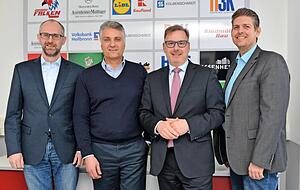Die neuen Falken-Gesellschafter (von links): Rainer Maurer, Atilla Eren und Franz B&ouml;llinger sowie der HEC-Vorsitzende Timo Dietz (rechts).
Foto: Marc Thorwartl