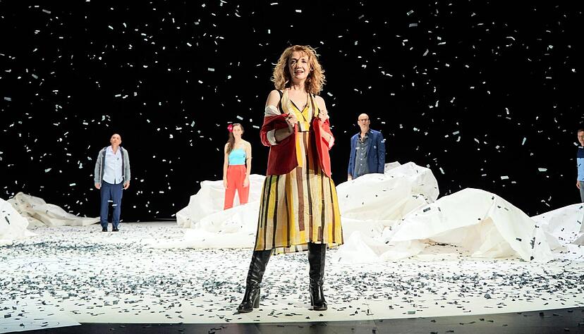 Ein Licht flackert, geht an, geht aus und wieder an − nichts ist mehr wie zuvor: Evgenia Dodina in Roland Schimmelpfennigs surrealer Fukushima-Parabel.
Foto: Baumann Ein Licht flackert, geht an, geht aus und wieder an − nichts ist mehr wie zuvor: Evgenia Dodina in Roland Schimmelpfennigs surrealer Fukushima-Parabel.
Foto: Baumann