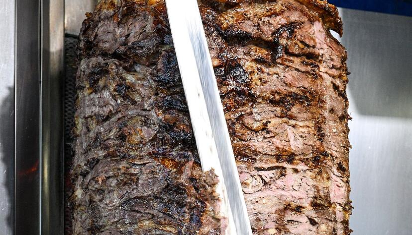 So ist es richtig: Nach dem Willen des türkischen Dönerverbands soll das Fleisch mit einem ca. 55 Zentimeter langen Edelstahlmesser geschnitten werden. (Archivbild)