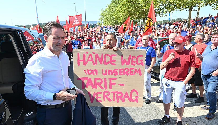 VW-Markenchef Thomas Schäfer muss sparen. Zuletzt wurde er wie hier bei einem Besuch des Werks in Zwickau von protestierenden Mitarbeitern empfangen. VW-Markenchef Thomas Schäfer muss sparen. Zuletzt wurde er wie hier bei einem Besuch des Werks in Zwickau von protestierenden Mitarbeitern empfangen.