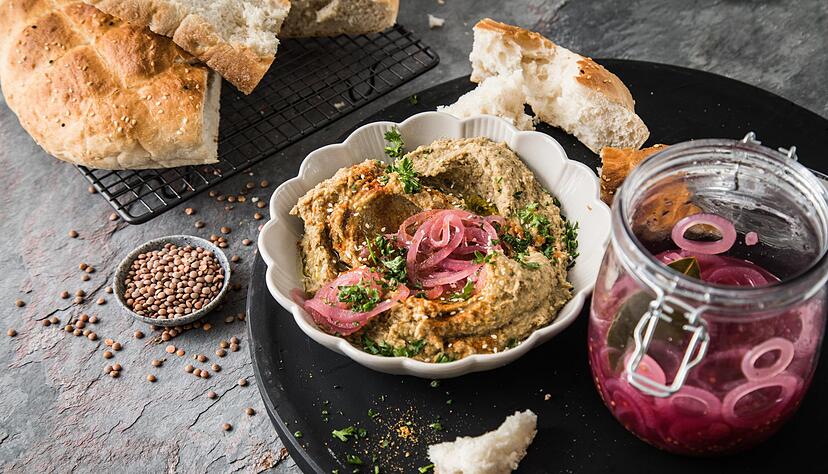 Wie w&auml;r's mit Linsen-Hummus? Er wird aus braunen Berglinsen, eingelegten roten Zwiebeln, Sesam, Petersilie und Paprikapulver gemacht. Perfekt zum Fladenbrot.