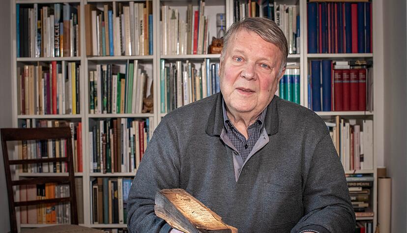 Siegfried Determann mit der Familienbibel, die sein Vater aus den Trümmern der Buchhandlung an der Allee geholt hatte.
Foto: Michael Scheerle