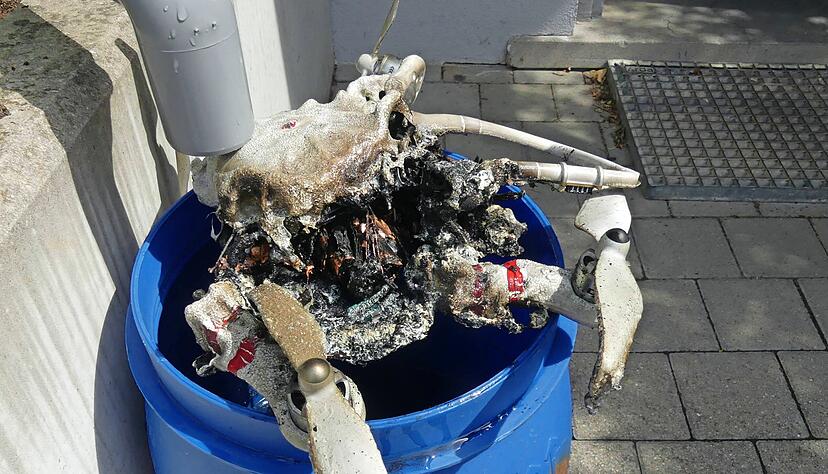 Was ist das? Das, was von einer Drohne übrig blieb, die in der Wohnung des Besitzers Feuer fing. Die Feuerwehr verpasste dem Flugobjekt ein 24-Stunden-Vollbad.
