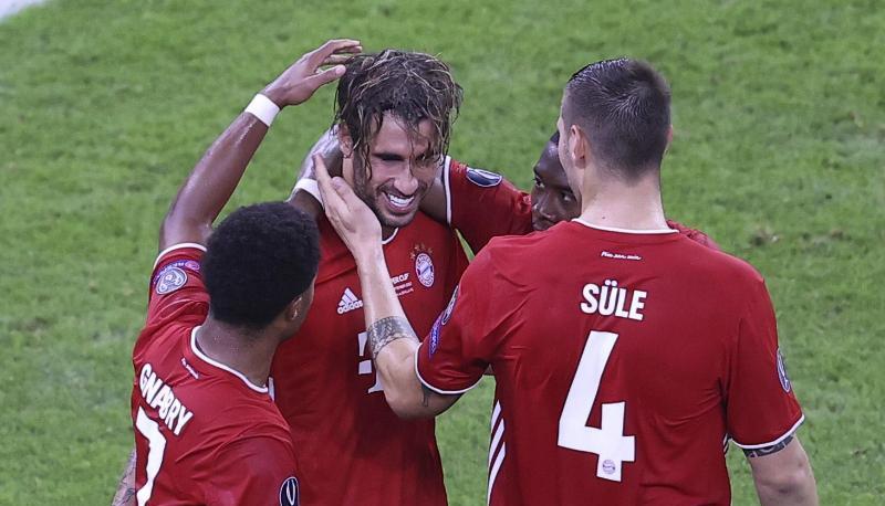 Javi Martínez (M) war mit seinem Treffer zum 2:1 der Matchwinner für den FC Bayern.