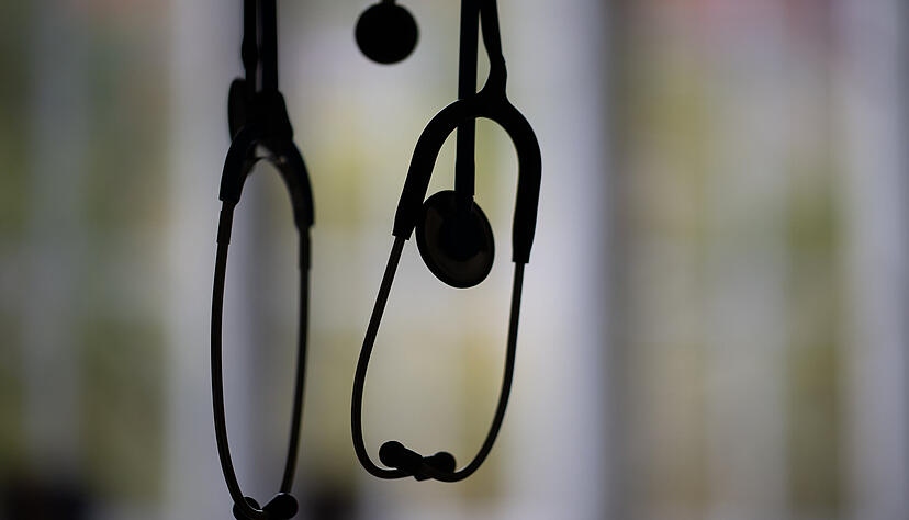 Ab zum Betriebsarzt? Nicht immer ist das gerechtfertigt. Arbeitgeber d&uuml;rfen Betriebs&auml;rzte nicht zur Kontrolle von Arbeitsunf&auml;higkeitsbescheinigungen einsetzen.