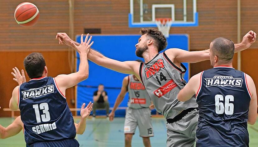 Die Heilbronn Reds um ihren neuen Kapitän Simon Schmitz (Mitte) mussten sich im Halbfinale ihres Reds-Cup ordentlich strecken, zogen gegen Croatia Stuttgart nach einem starken Schlussviertel dann aber doch noch in das Endspiel ein.
Foto: Mario Berger Die Heilbronn Reds um ihren neuen Kapitän Simon Schmitz (Mitte) mussten sich im Halbfinale ihres Reds-Cup ordentlich strecken, zogen gegen Croatia Stuttgart nach einem starken Schlussviertel dann aber doch noch in das Endspiel ein.
Foto: Mario Berger