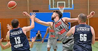 Die Heilbronn Reds um ihren neuen Kapitän Simon Schmitz (Mitte) mussten sich im Halbfinale ihres Reds-Cup ordentlich strecken, zogen gegen Croatia Stuttgart nach einem starken Schlussviertel dann aber doch noch in das Endspiel ein. Die Heilbronn Reds um ihren neuen Kapitän Simon Schmitz (Mitte) mussten sich im Halbfinale ihres Reds-Cup ordentlich strecken, zogen gegen Croatia Stuttgart nach einem starken Schlussviertel dann aber doch noch in das Endspiel ein.