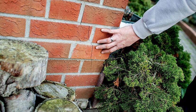 Der Sockelbereich ist besonders anf&auml;llig: Schnee und Eis setzen dem unteren Fassadenbereich zu.
