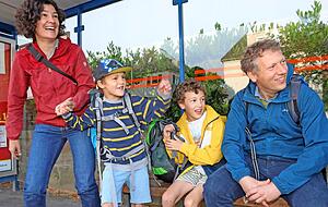 Hurra, da kommt der Bus! Jan (links) und Hendrik sind wie ihre Eltern begeisterte ÖPNV-Fahrer. Auch am Wochenende unternimmt die Familie viele Ausflüge mit der Stadtbahn. Foto: Ralf Seidel Hurra, da kommt der Bus! Jan (links) und Hendrik sind wie ihre Eltern begeisterte ÖPNV-Fahrer. Auch am Wochenende unternimmt die Familie viele Ausflüge mit der Stadtbahn. Foto: Ralf Seidel