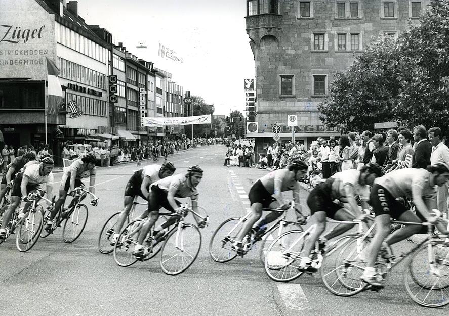 Cluss-Criterium 1986: Die Radrennstrecke führt am Heilbronner Marktplatz vorbei.