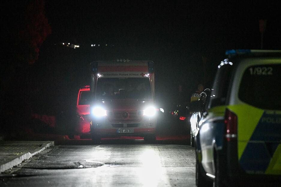 Rettungskräfte und Einsatzkräfte der Polizei sind nach tödlichen Schüssen in Bad Friedrichshall in Seckach im Einsatz.
