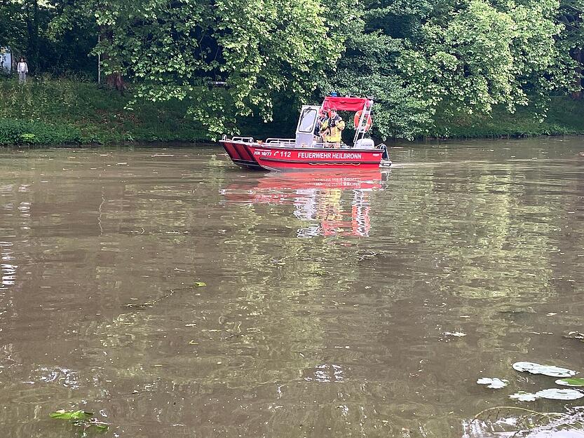 Neben Rettungstauchern waren auch Boote und eine Drohne im Einsatz.
