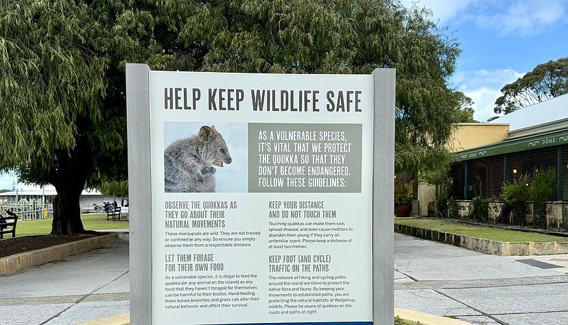 Schilder erläutern den richtigen Umgang mit den Beuteltieren. Schilder erläutern den richtigen Umgang mit den Beuteltieren.