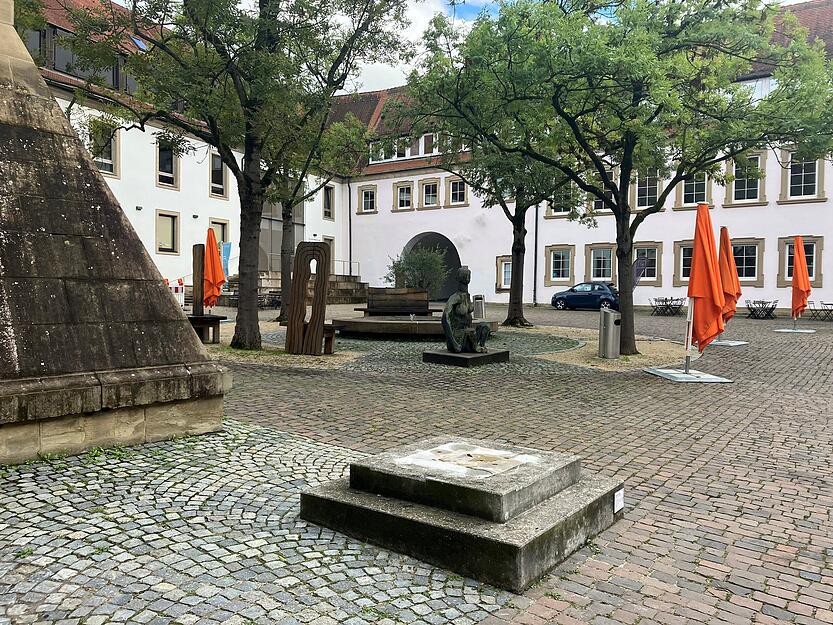 Hat die wohl jemand vom Sockel gestoßen? Museumschef Gundel gibt Entwarnung: die Jupitergigantensäule im Deutschhof wurde abgebaut und wird bald durch eine neue ersetzt. Hat die wohl jemand vom Sockel gestoßen? Museumschef Gundel gibt Entwarnung: die Jupitergigantensäule im Deutschhof wurde abgebaut und wird bald durch eine neue ersetzt.