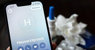 Macht eine telefonische Krankschreibung Fehlzeiten im Job zu leicht? (Archivbild)