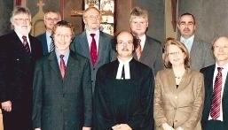 Vertreter von Kirchen und Kommunen verabschiedeten Pfarrer Andreas Quattlender (vorne Mitte) und brachten ihr Bedauern zum Ausdruck.Foto: Cordula Dürr Vertreter von Kirchen und Kommunen verabschiedeten Pfarrer Andreas Quattlender (vorne Mitte) und brachten ihr Bedauern zum Ausdruck.Foto: Cordula Dürr
