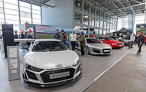 F&uuml;r die Fans hatte die Audi Sport GmbH Autos ausgestellt &ndash; darunter auch den R8 V10 GT RWD.
