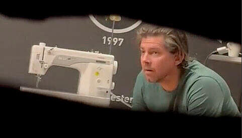 Ein Video zeigt Norwegens Ex-Trainer Magnus Brevig beim Nähen von Skisprunganzügen.