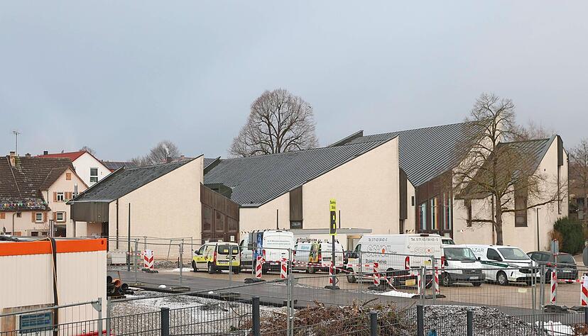 Im Vordergrund die Baustelle der &bdquo;Neuen Ortsmitte&ldquo;, dahinter die Gemeindehalle. Sie ist in die Jahre gekommen und muss saniert werden.