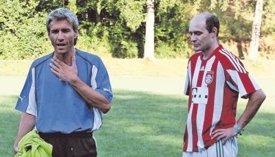 Hand aufs Herz: Arpad Huber (links), Trainer des Fußball-A-Ligisten 1. FC Stebbach, will seine Mannschaft nicht unter Druck setzen, erklärt aber: "Unsere älteren Spieler wollen es noch mal wissen."Foto: Franz Theuer Hand aufs Herz: Arpad Huber (links), Trainer des Fußball-A-Ligisten 1. FC Stebbach, will seine Mannschaft nicht unter Druck setzen, erklärt aber: "Unsere älteren Spieler wollen es noch mal wissen."Foto: Franz Theuer