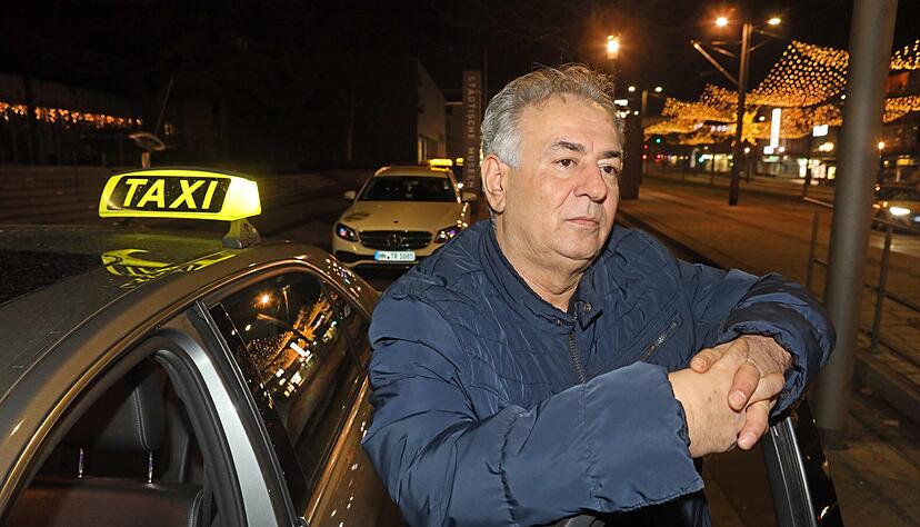 Hat in fünfeinhalb Stunden nur zwei Fahrten gemacht, und zusammengekommen sind nur 17 Euro: Taxifahrer Muzaffer Sahin ist frustriert.
Fotos: Ralf Seidel Hat in fünfeinhalb Stunden nur zwei Fahrten gemacht, und zusammengekommen sind nur 17 Euro: Taxifahrer Muzaffer Sahin ist frustriert.
Fotos: Ralf Seidel