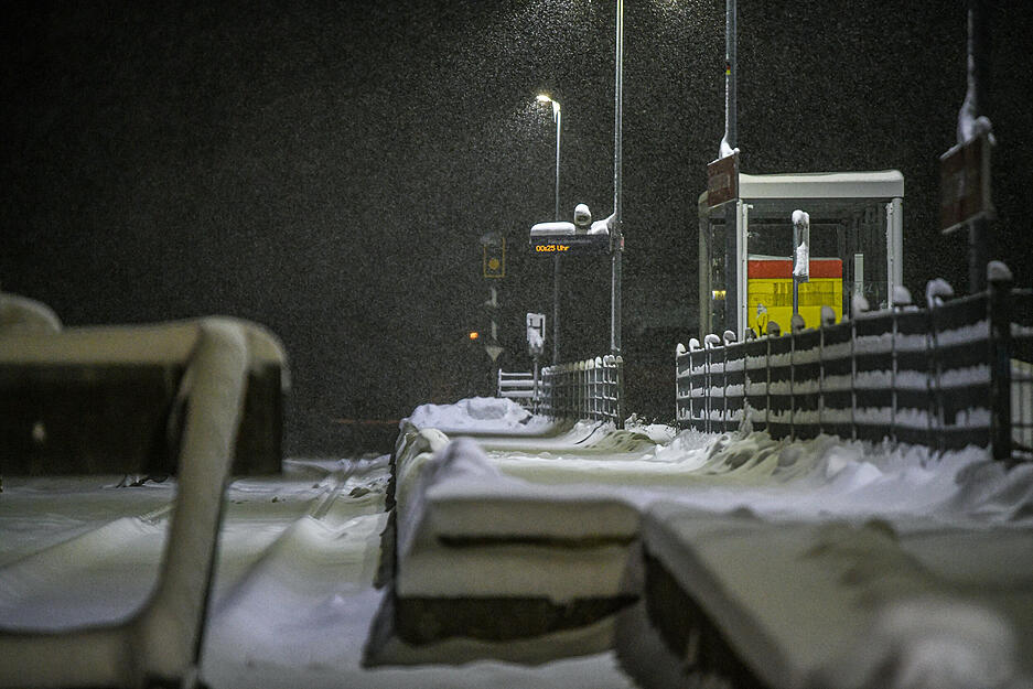 Schnee liegt auf einem Bahnsteig in Titisee-Neustadt bei Nacht. Schnee liegt auf einem Bahnsteig in Titisee-Neustadt bei Nacht.