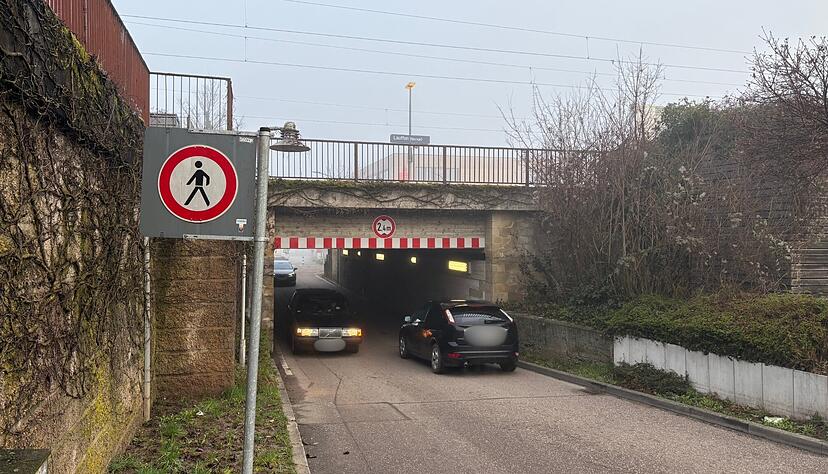 Die Bahnunterf&uuml;hrung in Lauffen ist nicht f&uuml;r Fu&szlig;g&auml;nger gedacht. Selbst f&uuml;r Autos wird es im Gegenverkehr eng. Offenbar ist die 56-j&auml;hrige Frau hier durchgegangen.