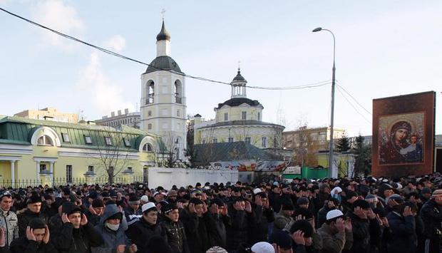Moslems beten zum islamischen Opferfest Eid al-Adha in Moskau. Foto: maxim Shipenkov