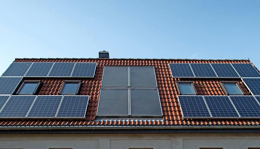 Mit einer Solarpflicht für alle Neubauten will die Landesregierung den Klimaschutz vorantreiben. Zudem sollen auch mehr Flächen als bislang für Solar- und Windkraftanlagen zur Verfügung gestellt werden.
Foto: dpa