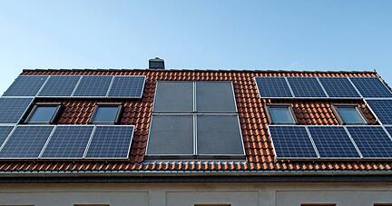 Mit einer Solarpflicht f&uuml;r alle Neubauten will die Landesregierung den Klimaschutz vorantreiben. Zudem sollen auch mehr Fl&auml;chen als bislang f&uuml;r Solar- und Windkraftanlagen zur Verf&uuml;gung gestellt werden.
Foto: dpa