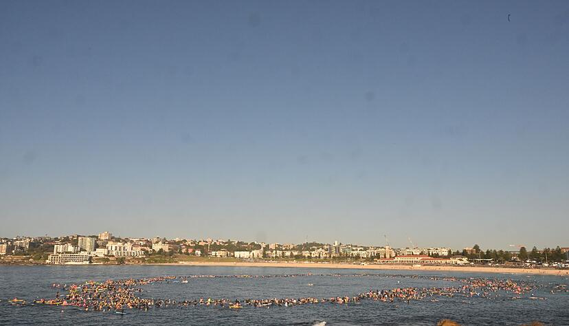 Surfer bildeten im Gedenken an die Anschlagsopfer einen Kreis im Meer.