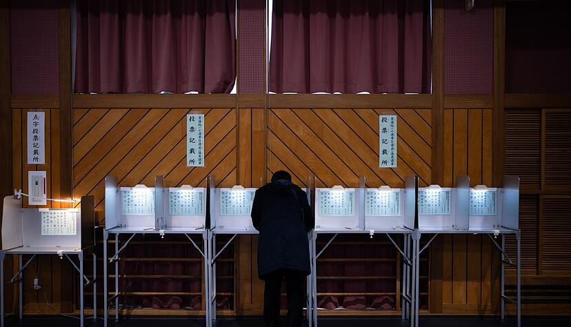 Japans W&auml;hlerinnen und W&auml;hler haben der Regierungspartei LDP trotz fr&uuml;herer Skandale wieder eine Mehrheit verschafft.