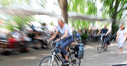 Konfliktbereich zwischen Fußgängern und Radfahrern: die Obere Neckarstraße am Marra-Haus. Eine Ersatzroute soll Abhilfe schaffen. Nur: Wo ist die beste?
Foto: Archiv/Veigel Konfliktbereich zwischen Fußgängern und Radfahrern: die Obere Neckarstraße am Marra-Haus. Eine Ersatzroute soll Abhilfe schaffen. Nur: Wo ist die beste?
Foto: Archiv/Veigel