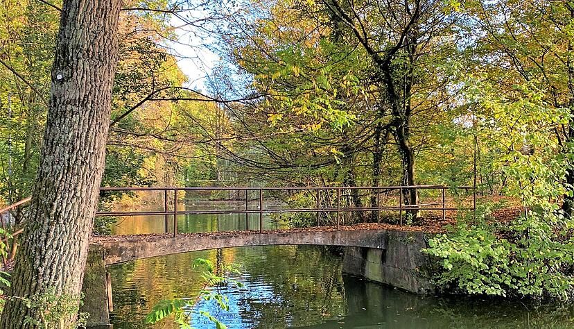 Das Zusammenspiel von Historie und Natur gefällt am Salinenwanderweg in Bad Friedrichshall besonders. Elf Informationstafeln bieten Erklärungen zu Salzgewinnung und Salzabbau. Fotos: Heide Böllinger Das Zusammenspiel von Historie und Natur gefällt am Salinenwanderweg in Bad Friedrichshall besonders. Elf Informationstafeln bieten Erklärungen zu Salzgewinnung und Salzabbau. Fotos: Heide Böllinger