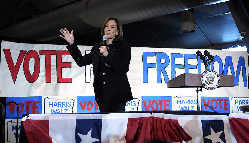 04.11.2024, USA, Scranton: Die demokratische Präsidentschaftskandidatin und US-Vizepräsidentin Kamala Harris spricht während einer Wahlkampfveranstaltung im Montage Mountain Resort.
