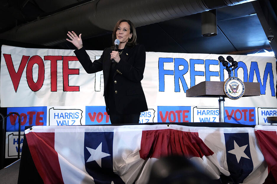 04.11.2024, USA, Scranton: Die demokratische Präsidentschaftskandidatin und US-Vizepräsidentin Kamala Harris spricht während einer Wahlkampfveranstaltung im Montage Mountain Resort.