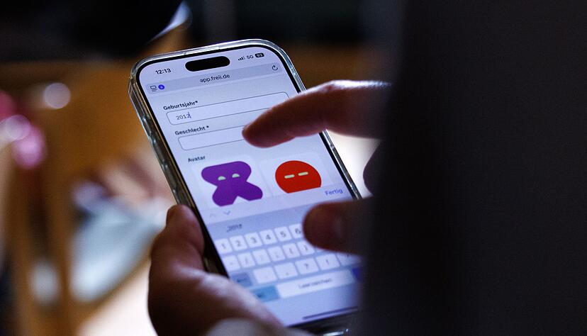 Im Schnitt verbringen 15-Jährige in Deutschland laut OECD fast sieben Stunden täglich an diversen Bildschirmen (Archivbild). Im Schnitt verbringen 15-Jährige in Deutschland laut OECD fast sieben Stunden täglich an diversen Bildschirmen (Archivbild).