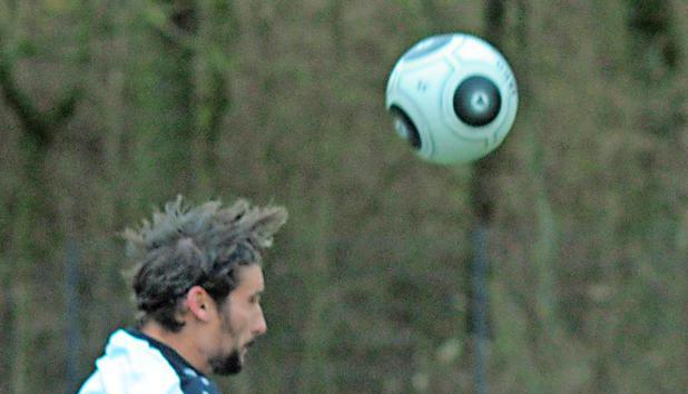 Hier kann VfB-Abwehrmann Mike Kappes mit dem Kopf kl&auml;ren. Die drei Mannheimer Treffer k&ouml;nnen die Eppinger zum Ende aber nicht mehr aufholen.Foto: Klaus Kr&uuml;ger