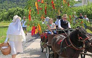 W&auml;hrend die Mehlfrau (links) zu Fu&szlig; gehen muss, wird das P&auml;rchen auf dem Pferdewagen chauffiert. Wer die Symbolfiguren darstellt, wird erst zum Schluss enth&uuml;llt.