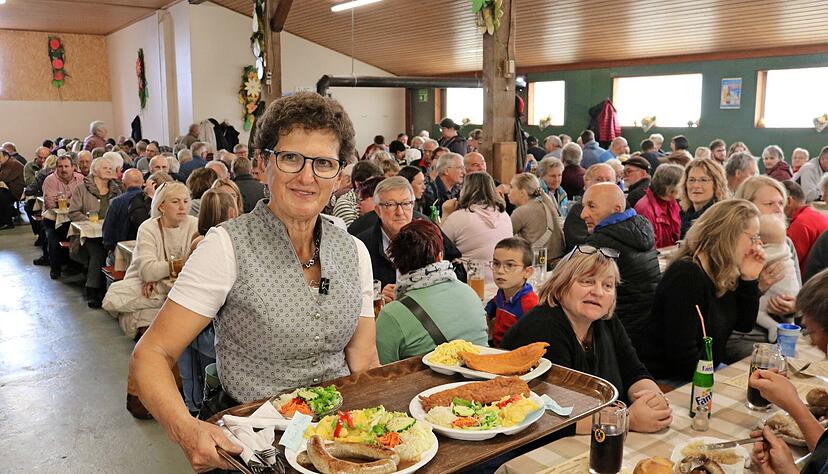 Brigitte Hertle ist Kellnerin der Muswiesenwirtschaft Uhl: In der ger&auml;umten Maschinenhalle genie&szlig;en 350 Menschen ihr Essen &minus; und das ein oder andere Schw&auml;tzchen.