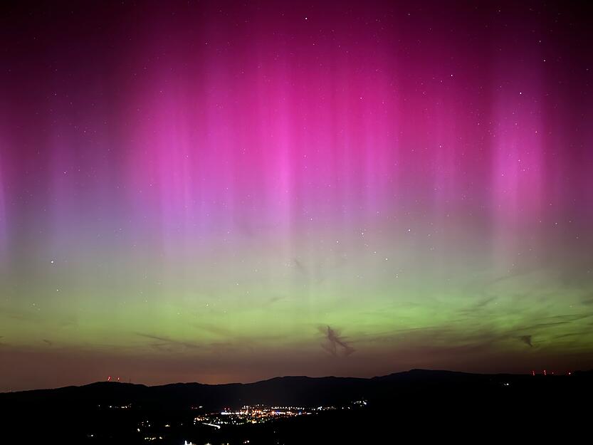 11.05.2024, Baden-Württemberg, Oberried: Polarlichter erscheinen über dem Dreisamtal bei Oberried nahe Freiburg im Schwarzwald.
Was für Farben! (zu dpa: «Seltene Farben am Himmel») Foto: Valentin Gensch/dpa - Honorarfrei nur für Bezieher des Dienstes dpa-Nachrichten für Kinder +++ dpa-Nachrichten für Kinder +++ 11.05.2024, Baden-Württemberg, Oberried: Polarlichter erscheinen über dem Dreisamtal bei Oberried nahe Freiburg im Schwarzwald.
Was für Farben! (zu dpa: «Seltene Farben am Himmel») Foto: Valentin Gensch/dpa - Honorarfrei nur für Bezieher des Dienstes dpa-Nachrichten für Kinder +++ dpa-Nachrichten für Kinder +++