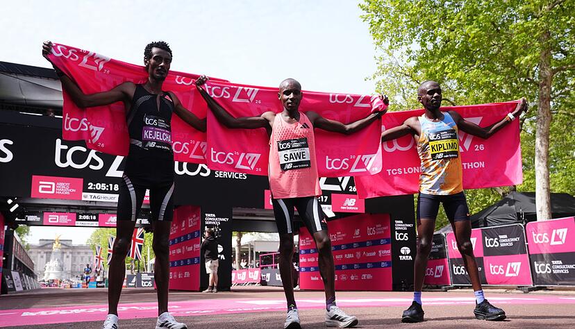 Sabastian Sawe gewann den London-Marathon vor Yomif Kejelcha (l) und Jacob Kiplimo (r).