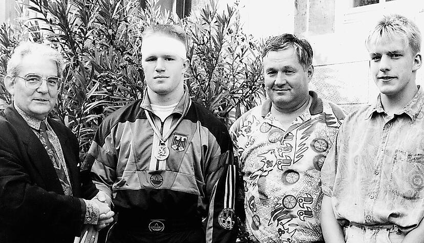 Lothar F. Strobl (links) engagiert sich &uuml;ber Jahre f&uuml;r die Sporthilfe Unterland. Foto: Archiv