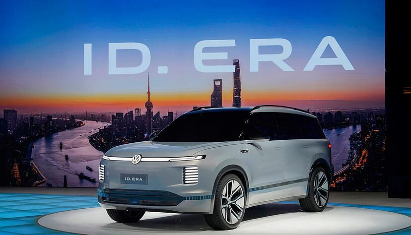 Neue &Auml;ra? Auf einer Automesse in Shanghai im Fr&uuml;hjahr 2025 zeigte VW drei Konzeptautos - darunter den elektrischen ID.ERA, bei dem ein kraftstoffbetriebener Generator an Bord f&uuml;r zus&auml;tzliche 700 Kilometer Reichweite sorgen soll.
