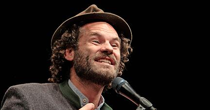 Kluger Kulturbotschafter aus dem kleinen Dorf Stephansried im Unterallg&auml;u: Kabarettist Maxi Schafroth im Kom&ouml;dienhaus. 
Foto: J&uuml;rgen Senghaas